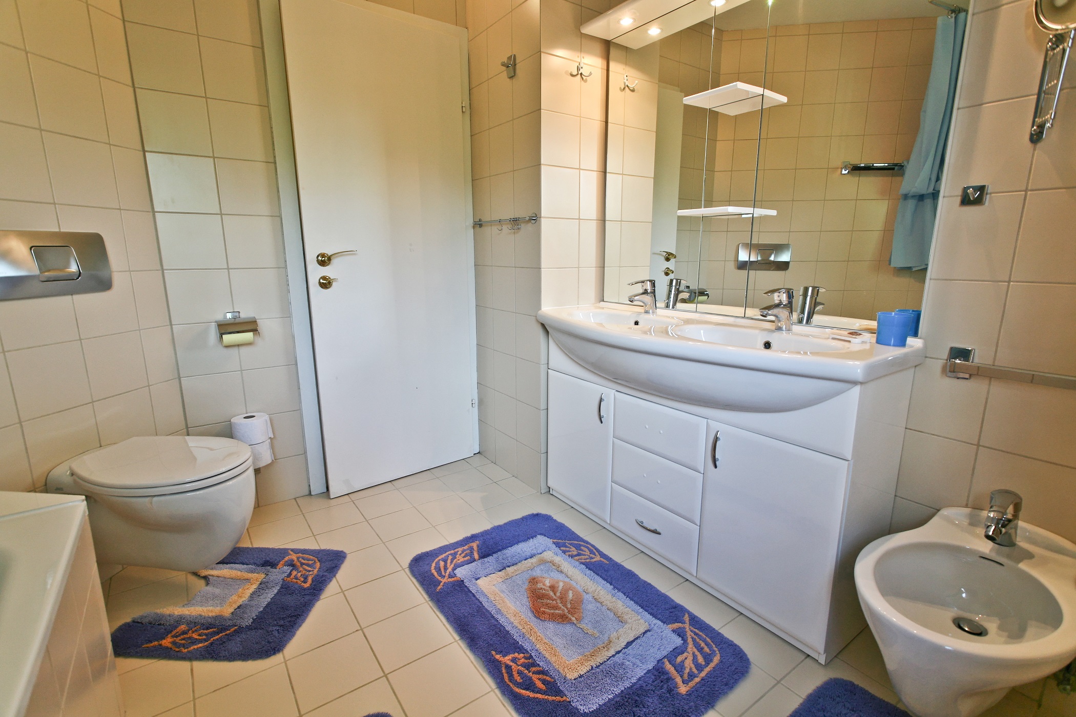 MonteurZimmer: Badezimmer mit Wanne, Doppelwaschbecken, 
Bidet, WC - FERIENHAUS SALZBURG