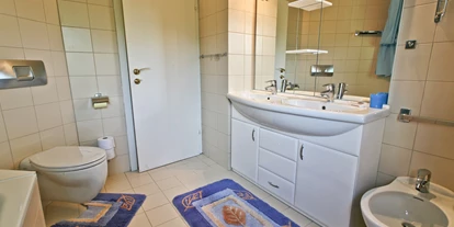 Monteur-Zimmer - Küche - Österreich - Badezimmer mit Wanne, Doppelwaschbecken, 
Bidet, WC - FERIENHAUS SALZBURG