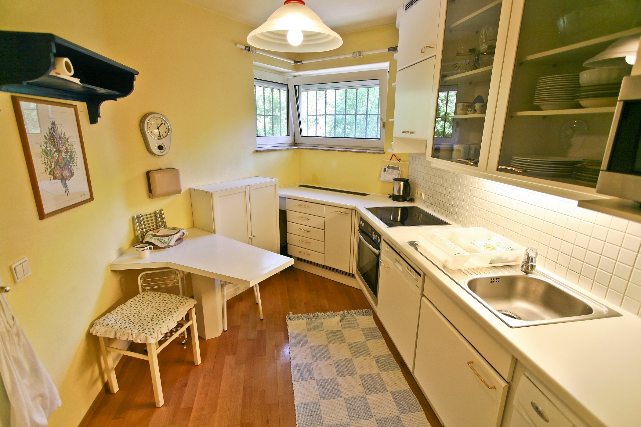 MonteurZimmer: Küche mit Geschirr, Gläser, Besteck, 
Kochherd, Backofen, Mikrowelle, 
Waschmaschine - FERIENHAUS SALZBURG