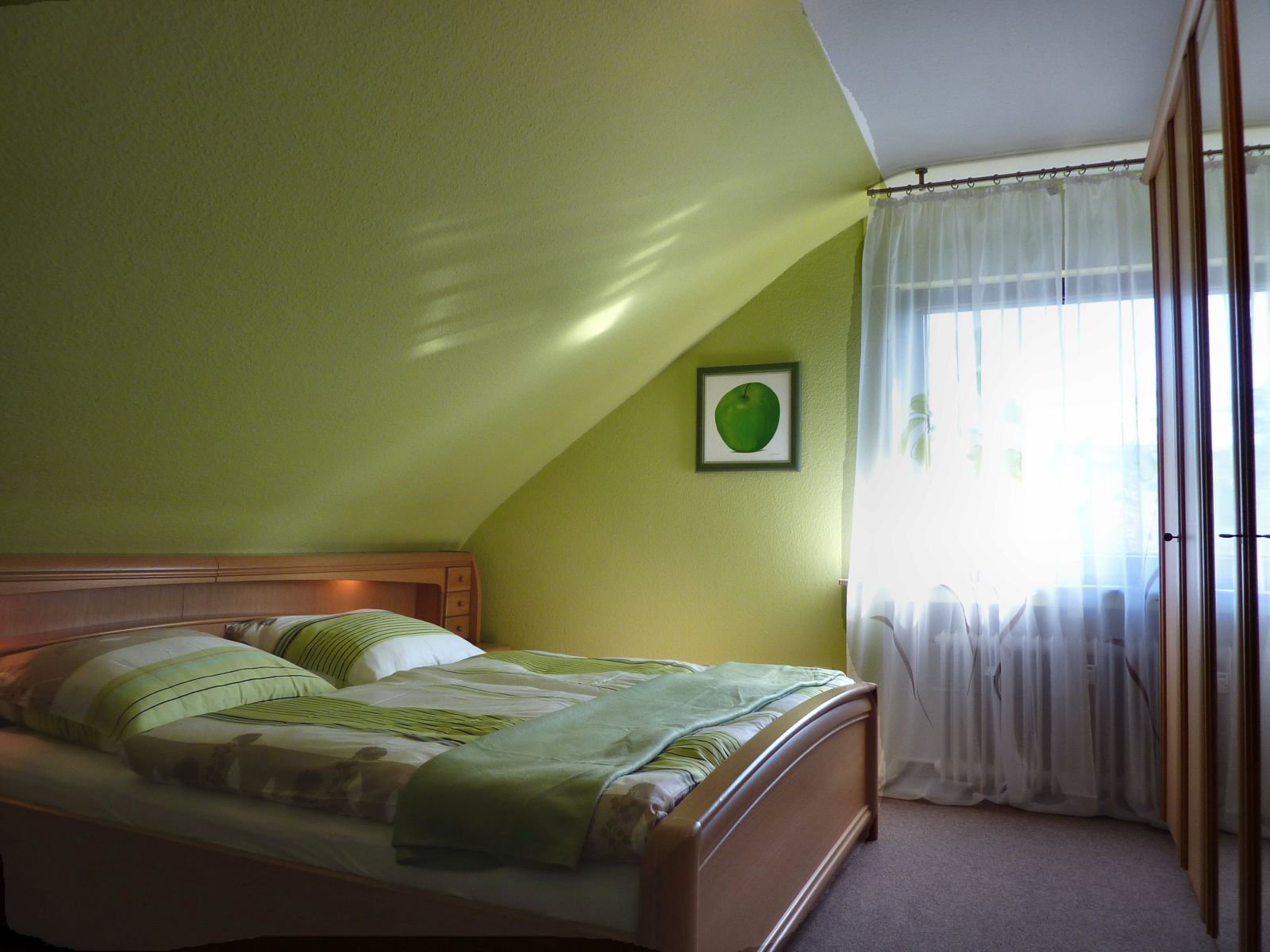 MonteurZimmer: Schlafzimmer 1 - Gästehaus Hegger in Meerbusch bei Düsseldorf, Krefeld und Neuss. in 40670 Meerbusch