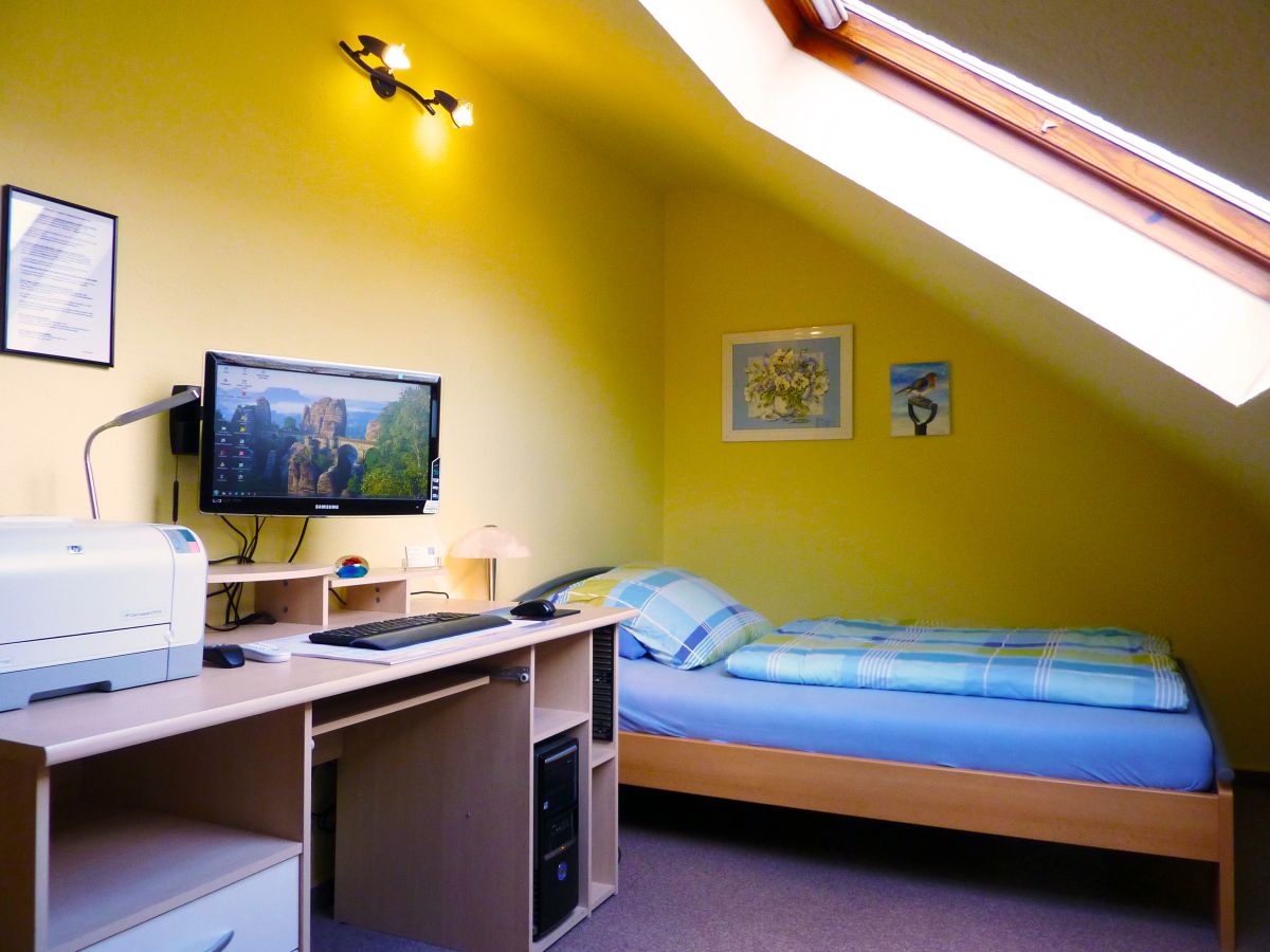 MonteurZimmer: Schlafzimmer 2 - Gästehaus Hegger in Meerbusch bei Düsseldorf, Krefeld und Neuss. in 40670 Meerbusch