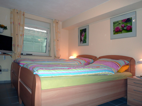 MonteurZimmer: Schlafzimmer 1 Apartment - Gästehaus Hegger in Meerbusch bei Düsseldorf, Krefeld und Neuss. in 40670 Meerbusch