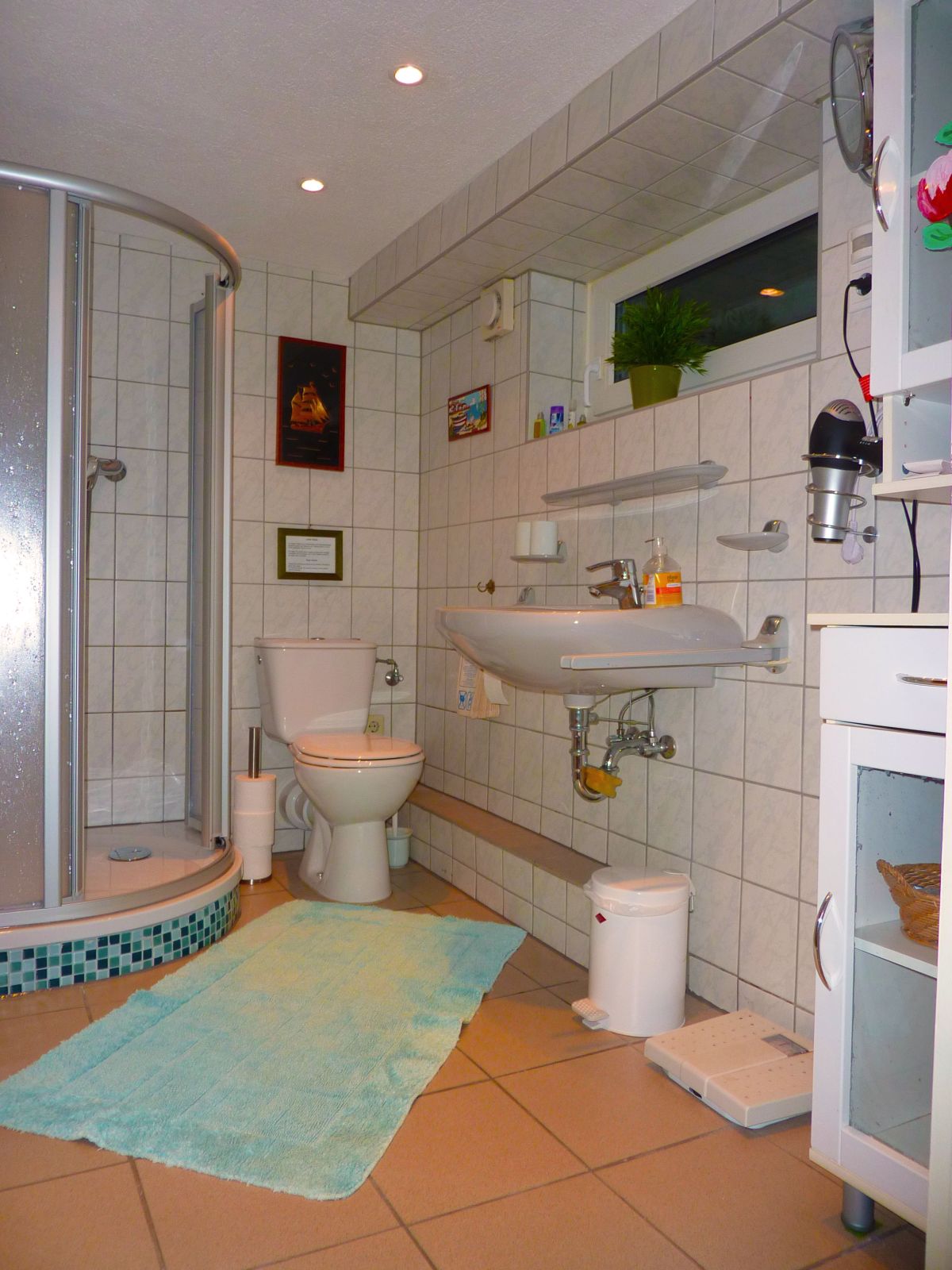 MonteurZimmer: Bad 2 Apartment - Gästehaus Hegger in Meerbusch bei Düsseldorf, Krefeld und Neuss. in 40670 Meerbusch