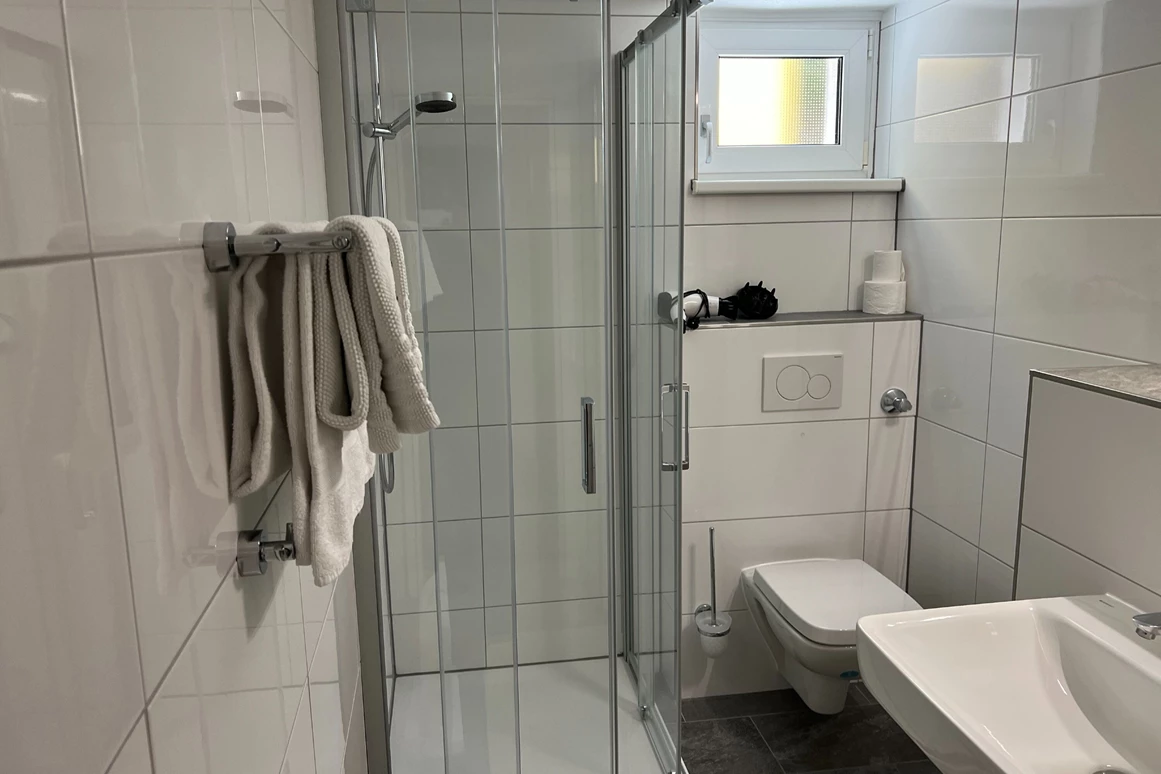 MonteurZimmer: Monteur/Handwerker; Messe-Appartements-Schuh bis zu 10 Pers.