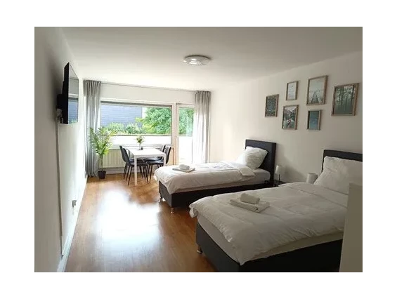 MonteurZimmer: 3 Zimmer Wohnung mit eigenem Eingang und Stellplatz