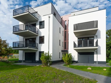 MonteurZimmer: Unterkunft für Monteure in modernem Neubau mit Terasse und Balkon