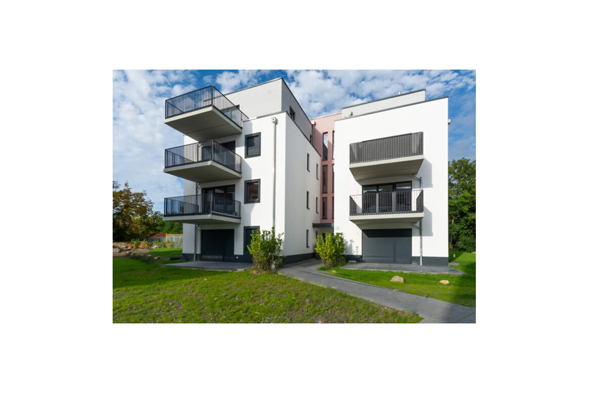 MonteurZimmer: Unterkunft für Monteure in modernem Neubau mit Terasse und Balkon
