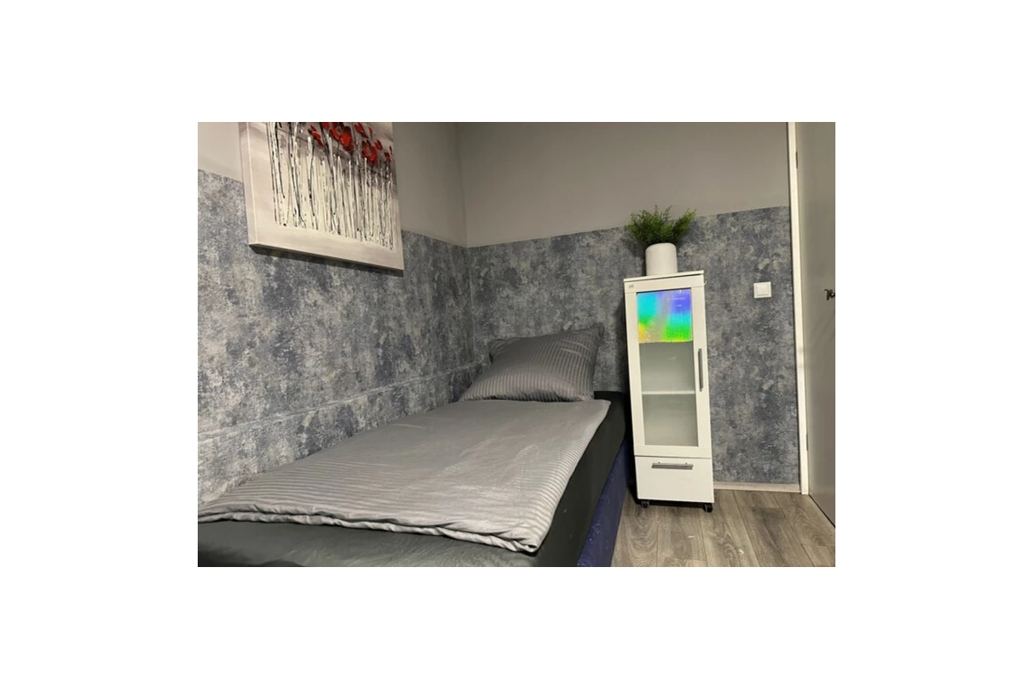 MonteurZimmer: Wohnung Top Lage Küche Bad Parkplatz Wifi