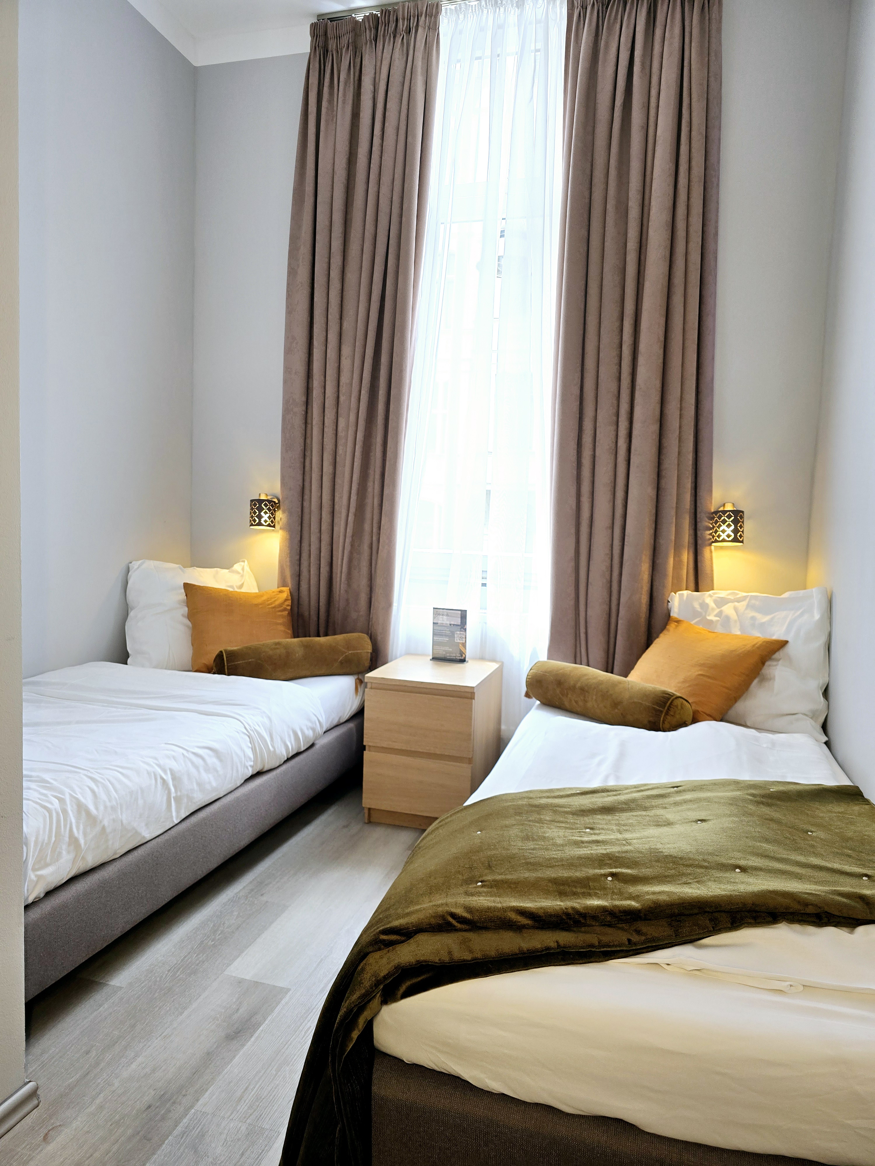 Monteur-Zimmer - WIFI / Internet - Köln, Bonn, Eifel ... - Zweibettzimmer mit Dusche/WC, TV, Wi-Fi - City Hotel Storch in 50672 Köln