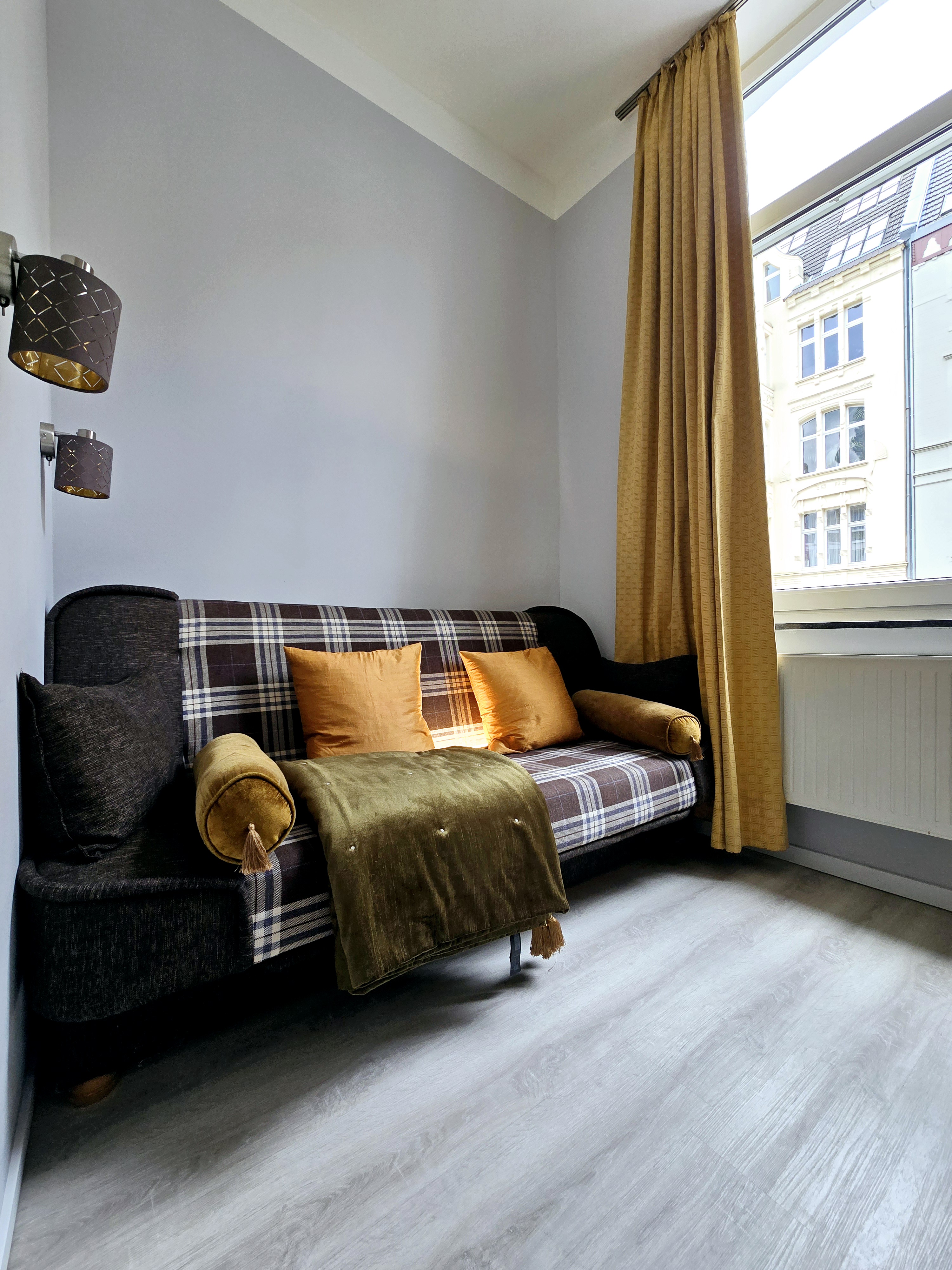 Monteur-Zimmer - WIFI / Internet - Köln, Bonn, Eifel ... - Sofa in einem der Zweibettzimmer - City Hotel Storch in 50672 Köln