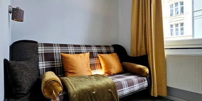 Monteur-Zimmer - Overath - Sofa in einem der Zweibettzimmer - City Hotel Storch in 50672 Köln