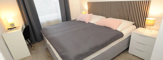 MonteurZimmer: Monteurwohnung Köln -WLAN, Parkplatz, Balkon bis 24 Personen