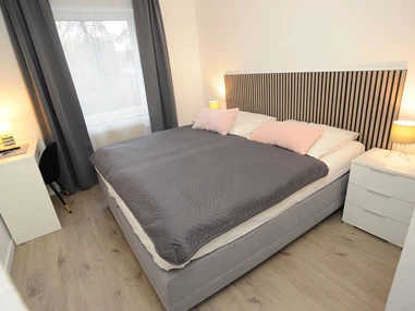 MonteurZimmer: Monteurwohnung Köln -WLAN, Parkplatz, Balkon bis 24 Personen