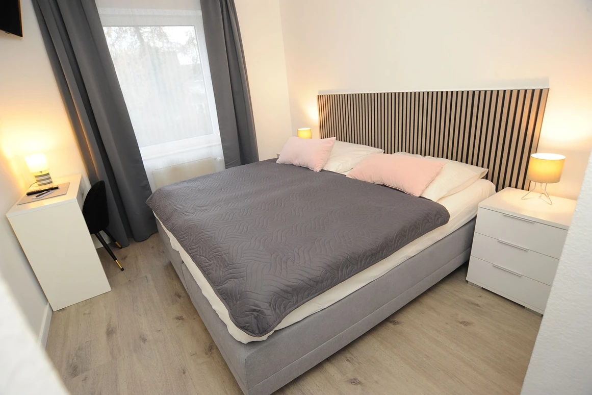 MonteurZimmer: Monteurwohnung Köln -WLAN, Parkplatz, Balkon bis 24 Personen