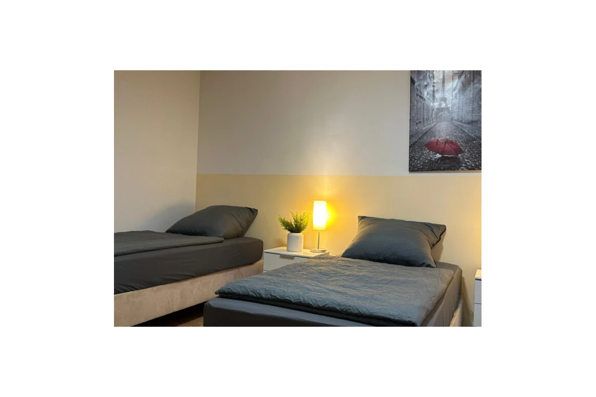 MonteurZimmer: Komfort Wohnung Bad Küche Parkplatz WiFi