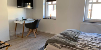 Monteur-Zimmer - Dormagen - Gästehaus Machts - Einzelschlafzimmer mit großen Betten in 50389 Wesseling