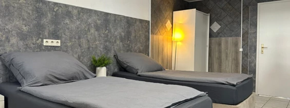 MonteurZimmer: Wohnung mit Bad Küche Parkplatz WiFi