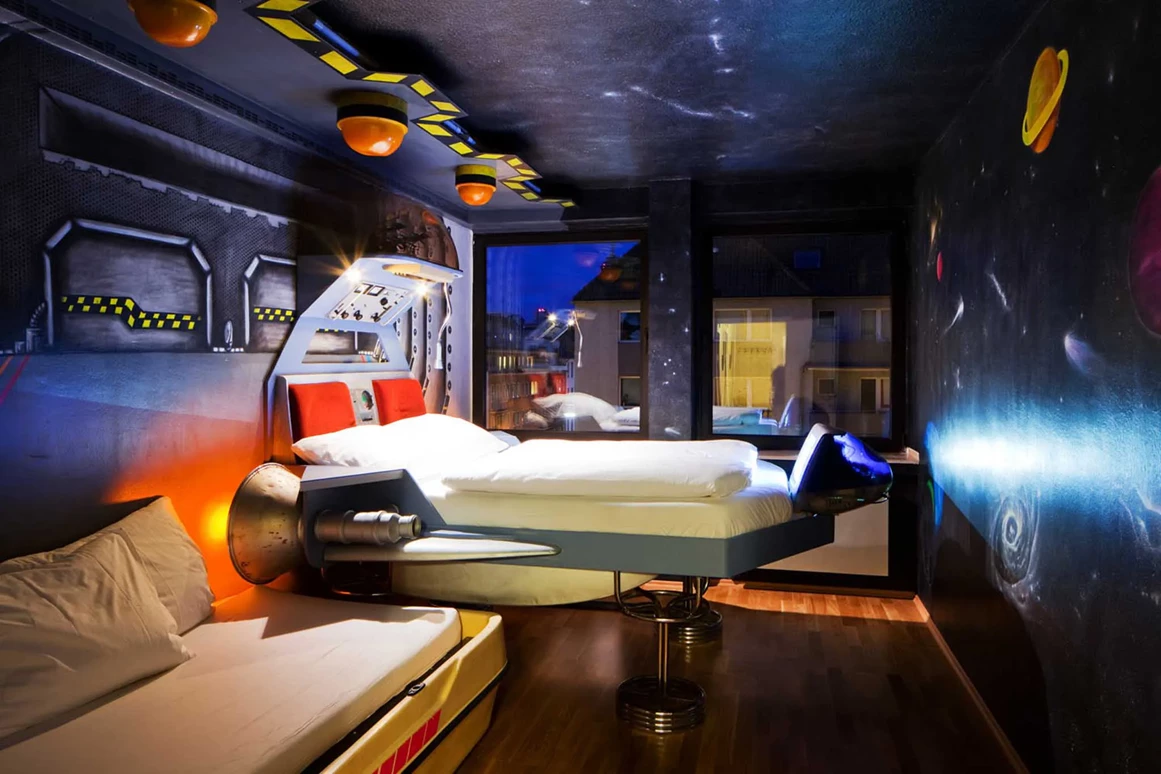 MonteurZimmer: die wohngemeinschaft • Café • Bar • Hostel • Meeting Spaces • Theater