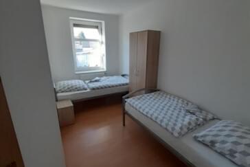 Monteur-Zimmer - Chemnitz - 6 neue Ferienwohnungen 2-8 Personen/ Internet/Einzelbetten/Balkon/TV/große Küche/Bad-Dusche