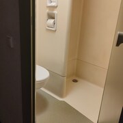 Monteur-Zimmer - Unterkunftsart: Hotel - - (siehe Bild )  Bad für  Standardzimmer  - T3 Budget Zwickau