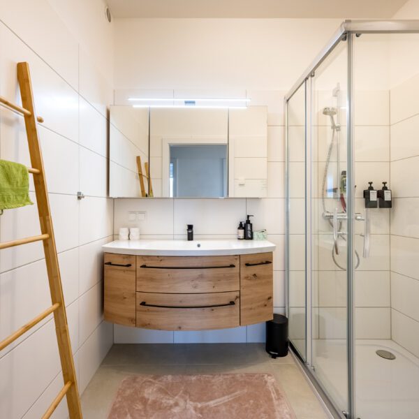 Monteur-Zimmer - Preis pro Nacht - Paurach - TAMLIVING Blinding Lights Graz