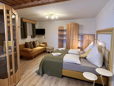 MonteurZimmer: Appartement, die Betten können auch getrennt werden. - Gästehaus Familie Mandl