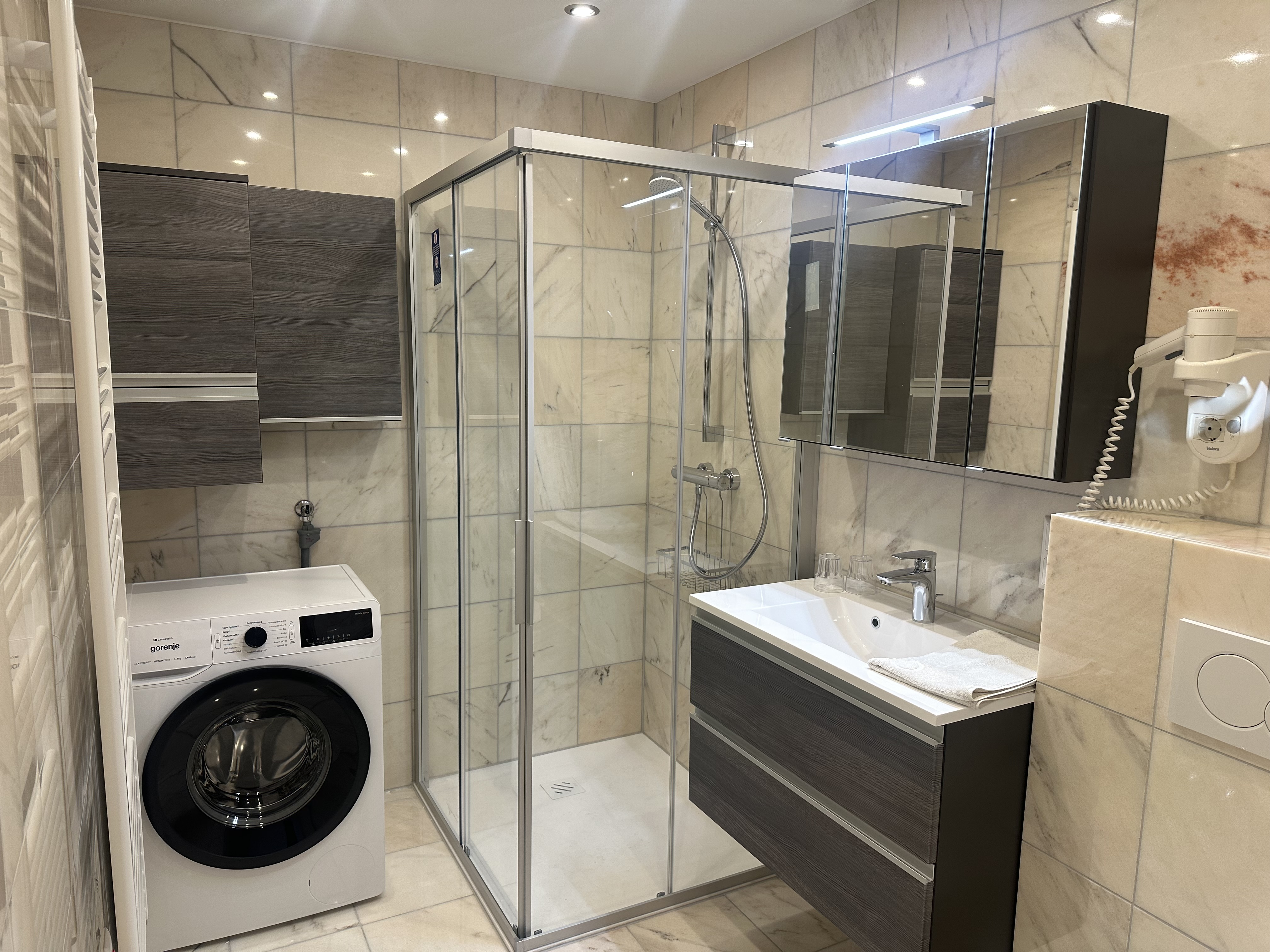 Monteur-Zimmer - Lienz (Lienz) - Badezimmer mit Waschmaschine - OneRoom Apartment XS