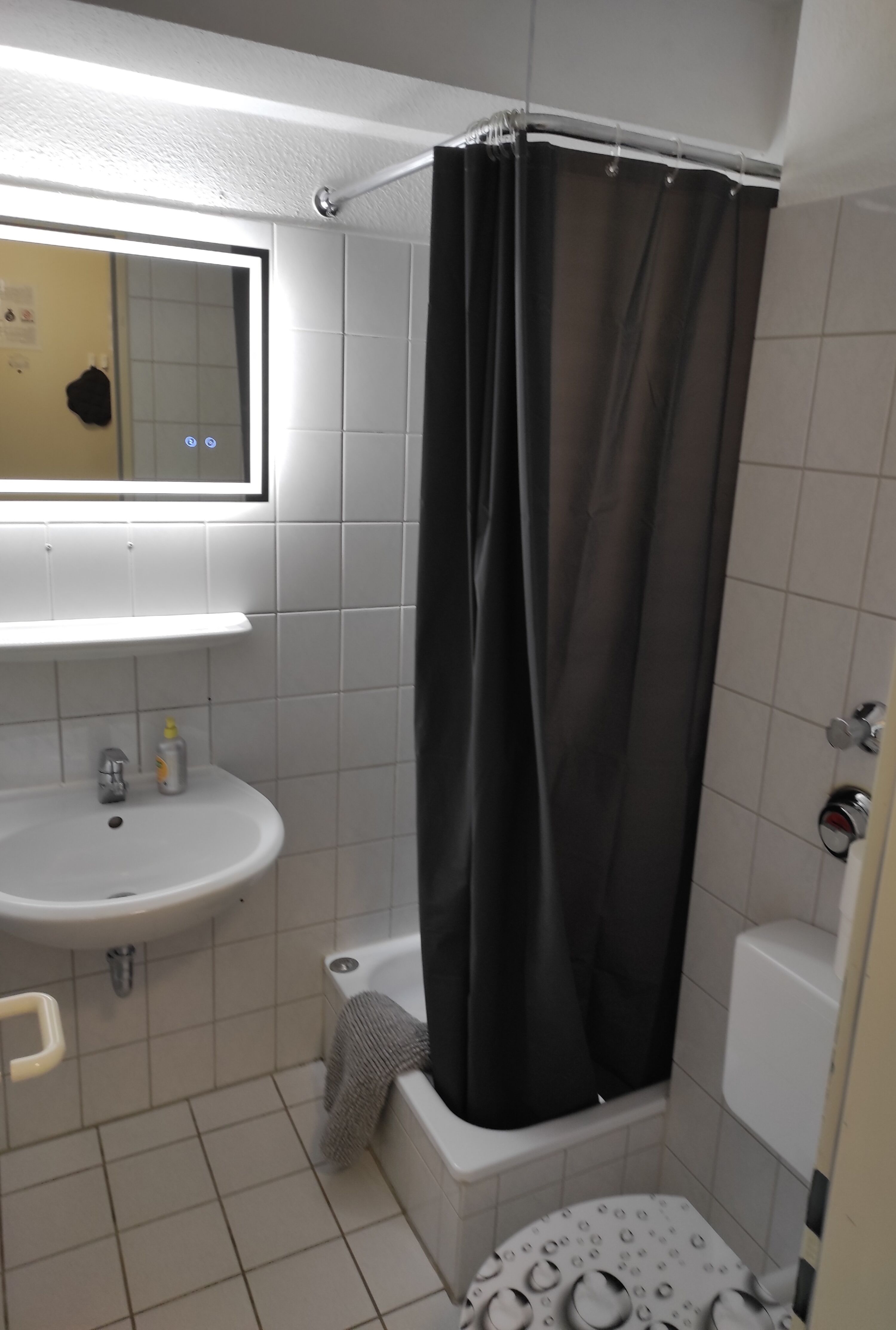 MonteurZimmer: Charmantes kleines Appartment mit Balkon