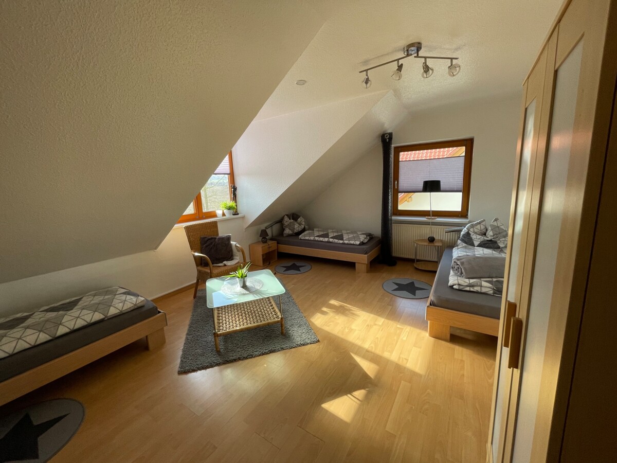 MonteurZimmer: Ferienwohnung Marberth Wallbox-Wifi-Parkplätze-Küche