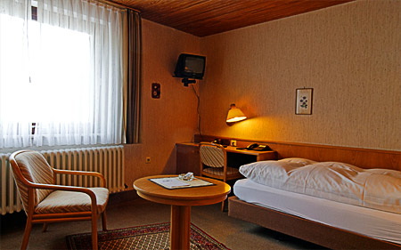 Monteur-Zimmer - Preis pro Nacht - Algermissen - Altes Forsthaus Hotel Garni