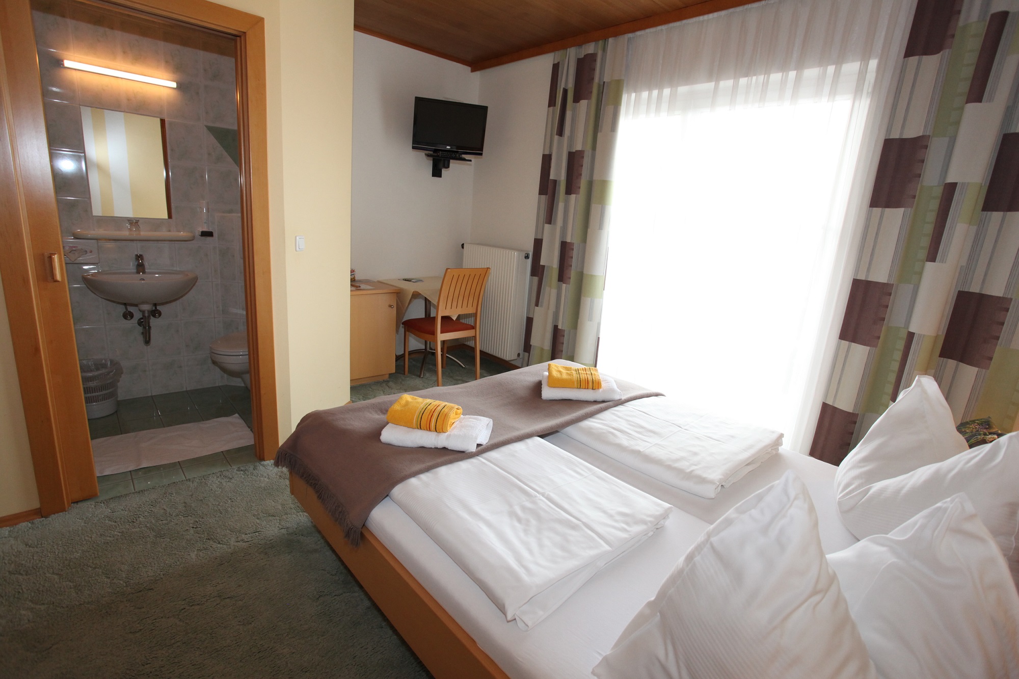 Monteur-Zimmer - Herd - Oberdrosen - Klassik-Doppelzimmer für 1 oder 2 Personen, mit Balkon - Pension Raabtal