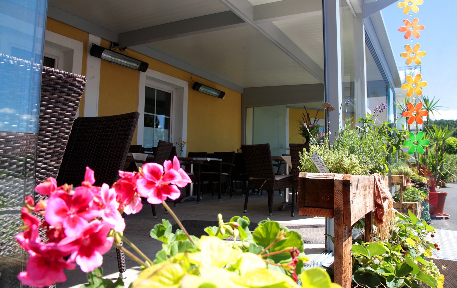 MonteurZimmer: Frühstück im Wintergarten  - Pension Raabtal