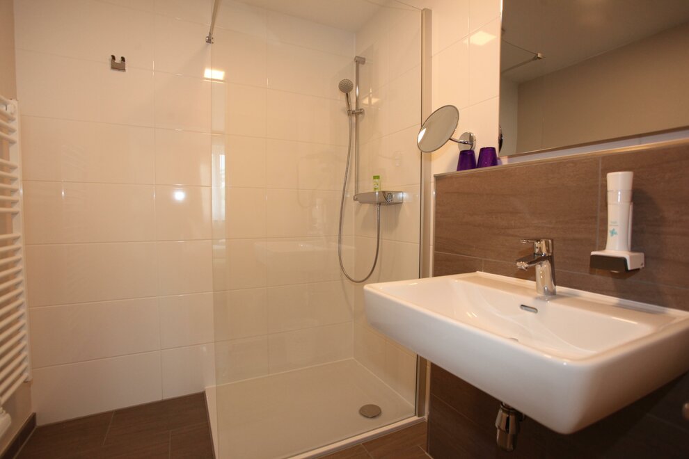 MonteurZimmer: Barrierefreie Badezimmer  - Pension Raabtal