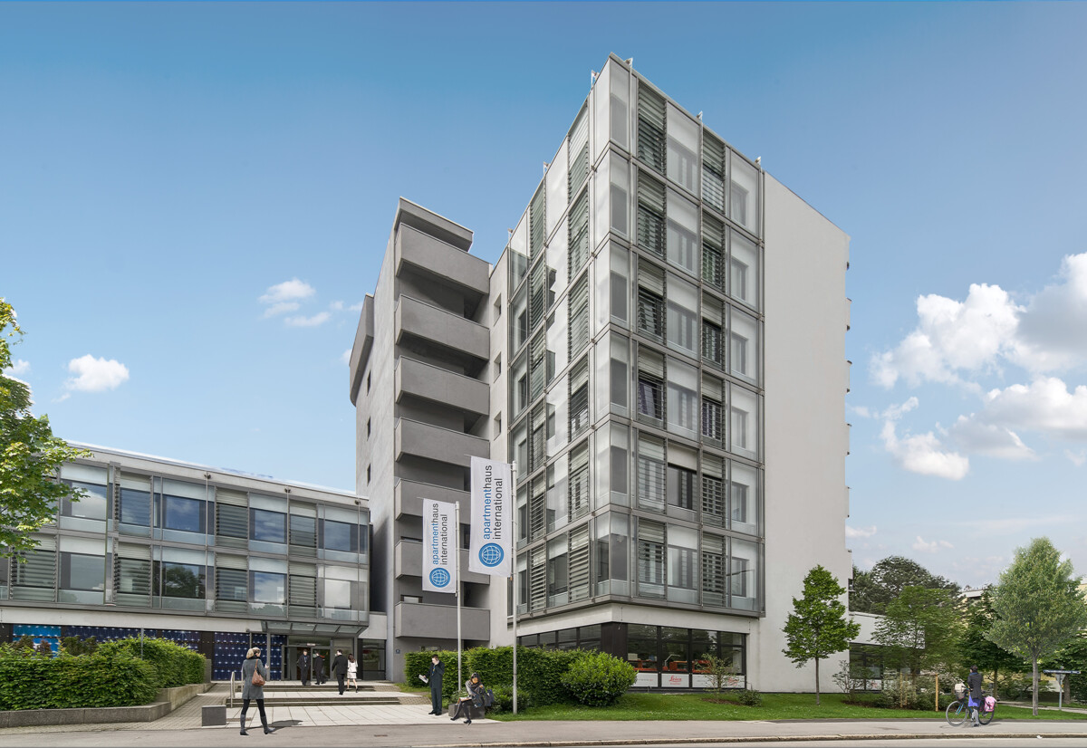 Monteur-Zimmer - München - Das apartmenthaus international eröffnete im Juni 2016 und bietet mit seinen 63 modern und hochwertig eingerichteten Apartments Rückzugsmöglichkeiten mit höchstem Komfort. Erleben Sie die Intimität einer Privatwohnung, sei es zum Arbeiten, um auszuspannen oder einfach nur zum Wohnen – wir bieten Ihnen ein angenehmes Zuhause auf Zeit. 
Genießen Sie Annehmlichkeiten wie wöchentliche Zimmerreinigung, Fitnessraum, Waschsalon auf jeder Etage, kostenloses High-Speed Internet via WLAN, zwei Fahrstühle, eigener Briefkasten und eigene Klingel sowie zahlreiche Außen- und Tiefgaragenstellplätze.
Durch die sehr gute Verkehrsanbindung an den Frankfurter Ring sowie durch die öffentlichen Nahverkehrsanbindungen (U1/ U3) am nahegelegenen Münchner Olympiaeinkaufszentrum (OEZ), ist das apartmenthaus international jederzeit schnell und einfach mit allen Verkehrsmitteln zu erreichen.
Im und um das Olympiaeinkaufzentrum (OEZ) findet sich eine gewachsene Infrastruktur mit zahlreichen Dienstleistungsgeschäften, Ärzten, vielfältigen Einkaufs- und Restaurantmöglichkeiten und damit praktisch alles für jeglichen Bedarf direkt vor der Haustüre.  

 - Apartmenthaus international