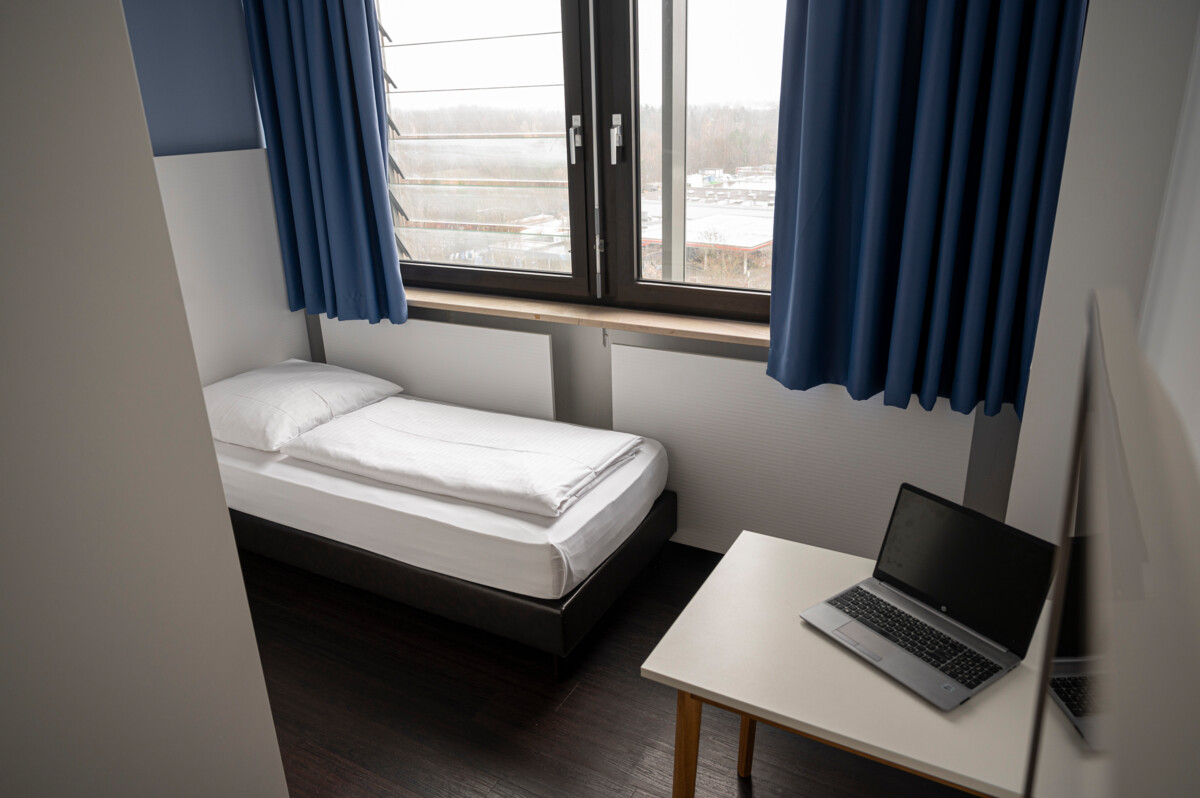 Monteur-Zimmer - München - Einzelzimmer Komfort:

•	19 m2 Wohnschlafzimmer, für eine Person geeignet,
•	Boxspringbett (0,90 - 1,20 m Breite) mit Allergiker Bettwäsche,
•	Einbauschrank/ Kommode mit Kofferablage und integriertem Safe,
•	Garderobe mit Spiegel und Schuhablage,
•	Arbeits-/ Esstisch mit bequemen Designerstuhl,
•	Küchenzeile mit Spülmaschine, Spüle, Kühlschrank, Cerankochfeld mit Dunstabzugshaube, Mikrowellen-Grill Kombination, Wasserkocher, Kaffeemaschine sowie inkl. Geschirr, Gläsern und allen Küchen- und Kochutensilien,
•	Badezimmer mit WC, Regendusche-Brausegarnitur, Wäscheleine, großem Wandspiegel, Handtuchheizkörper und Föhn,
•	Satelliten Fernsehen über Smart-TV,
•	Individuell regulierbare Klimaanlage,
•	Symmetrisches Highspeed Breitband Internet über WLAN,
•	Laminatfußboden,
•	Nichtraucherzimmer
 - Apartmenthaus international