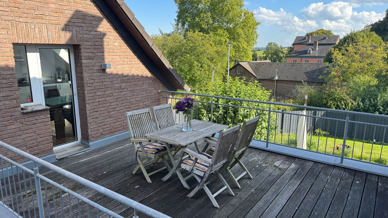 MonteurZimmer: Balkon - hier darf geraucht werden - Apartment Köln Bonn DeLux Burgblick