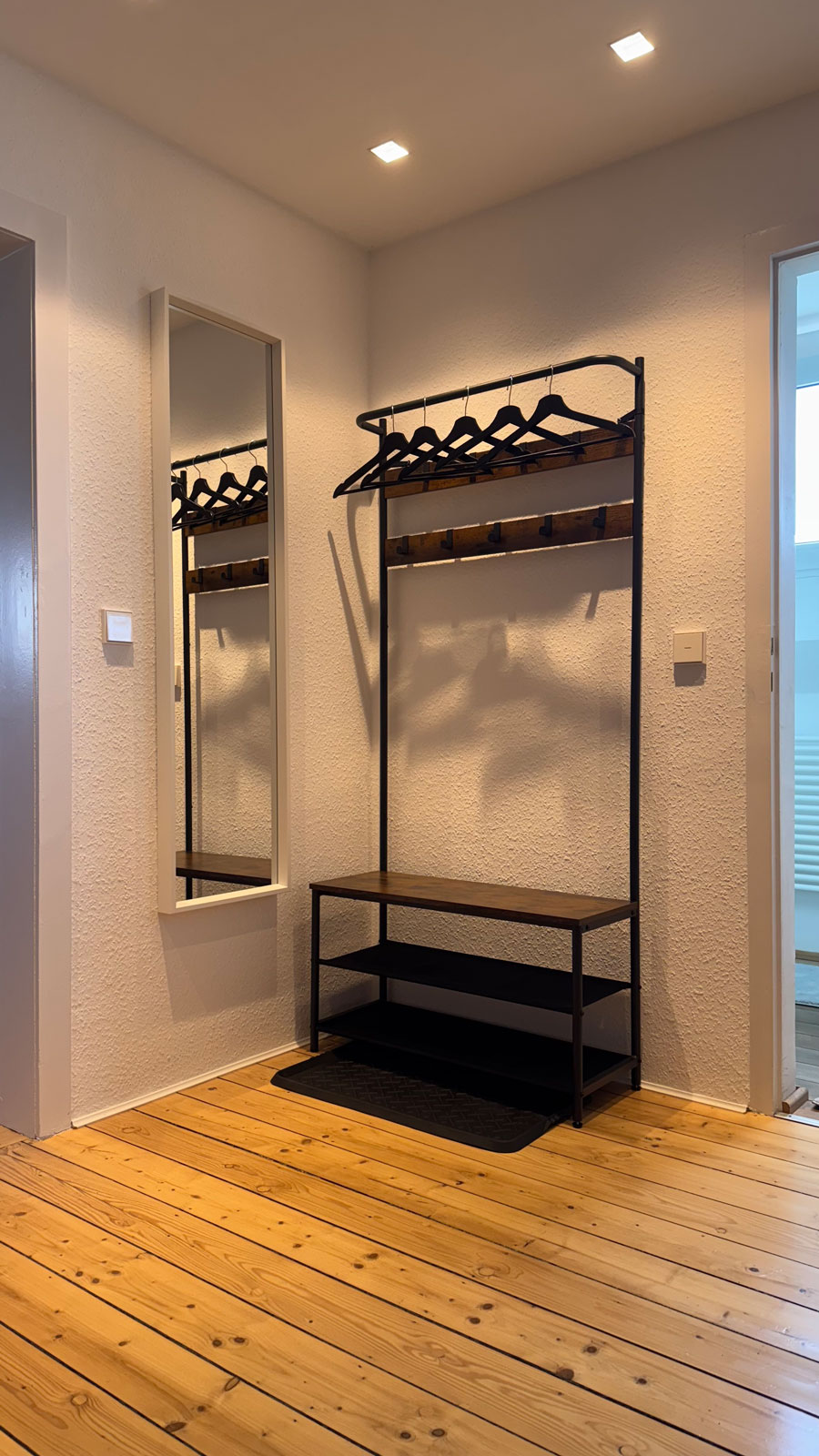 MonteurZimmer: Flur/Garderobe - Apartment Köln Bonn DeLux Burgblick