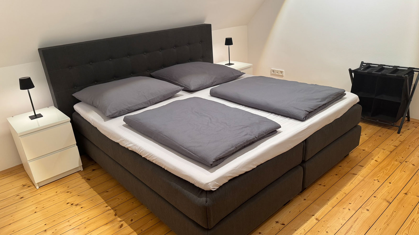 MonteurZimmer: Boxspringbett 180x200cm - Apartment Köln Bonn DeLux Burgblick