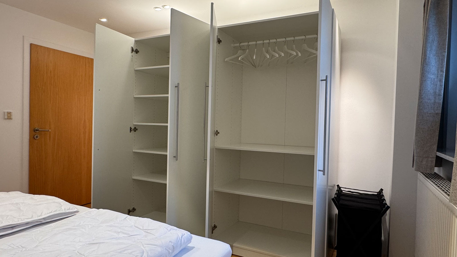 MonteurZimmer: Schlafzimmer - Apartment Köln Bonn DeLux Burgblick