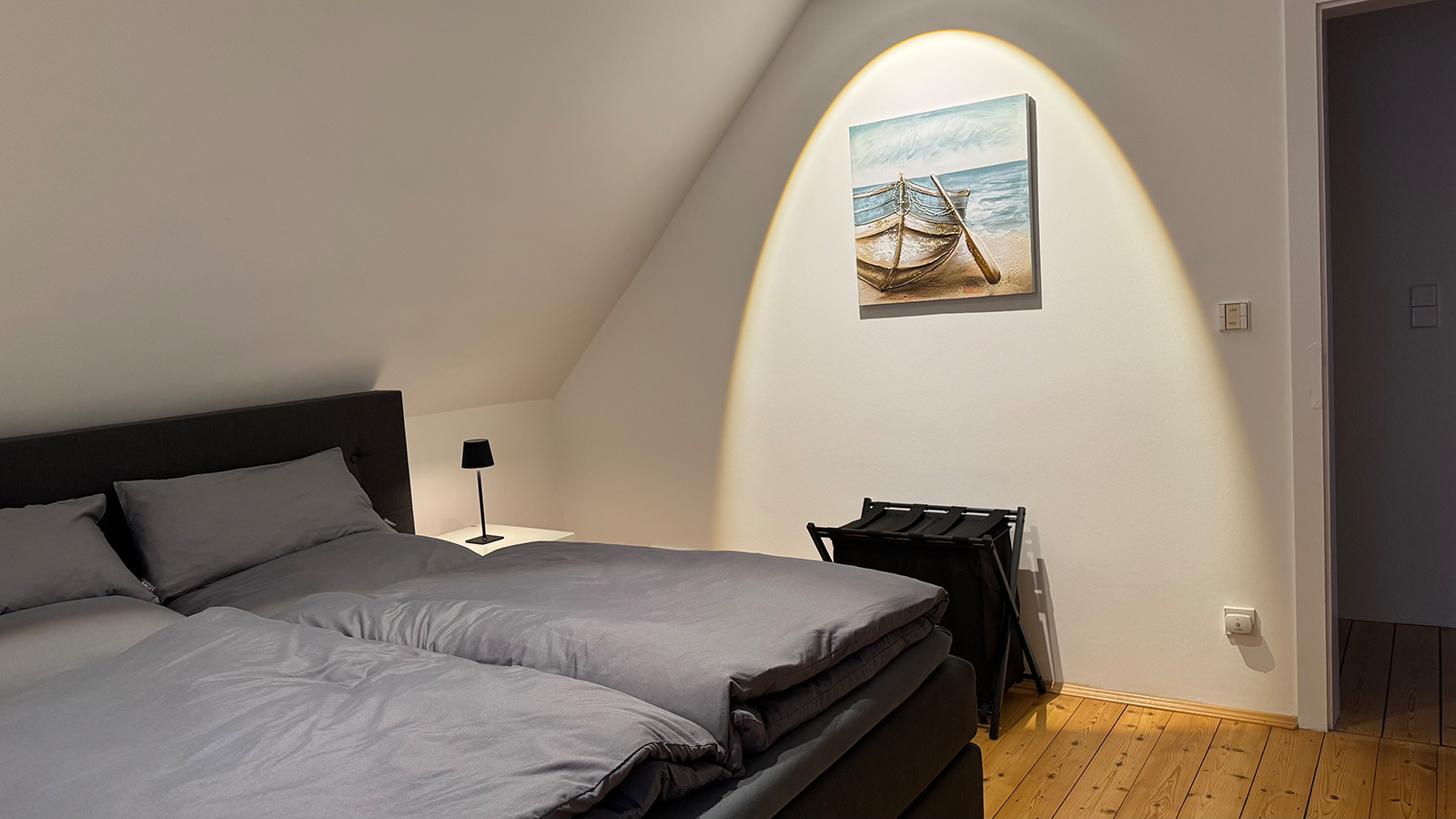 MonteurZimmer: Schlafzimmer mit Boxspringbett 180x200cm - Apartment Köln Bonn DeLux Burgblick