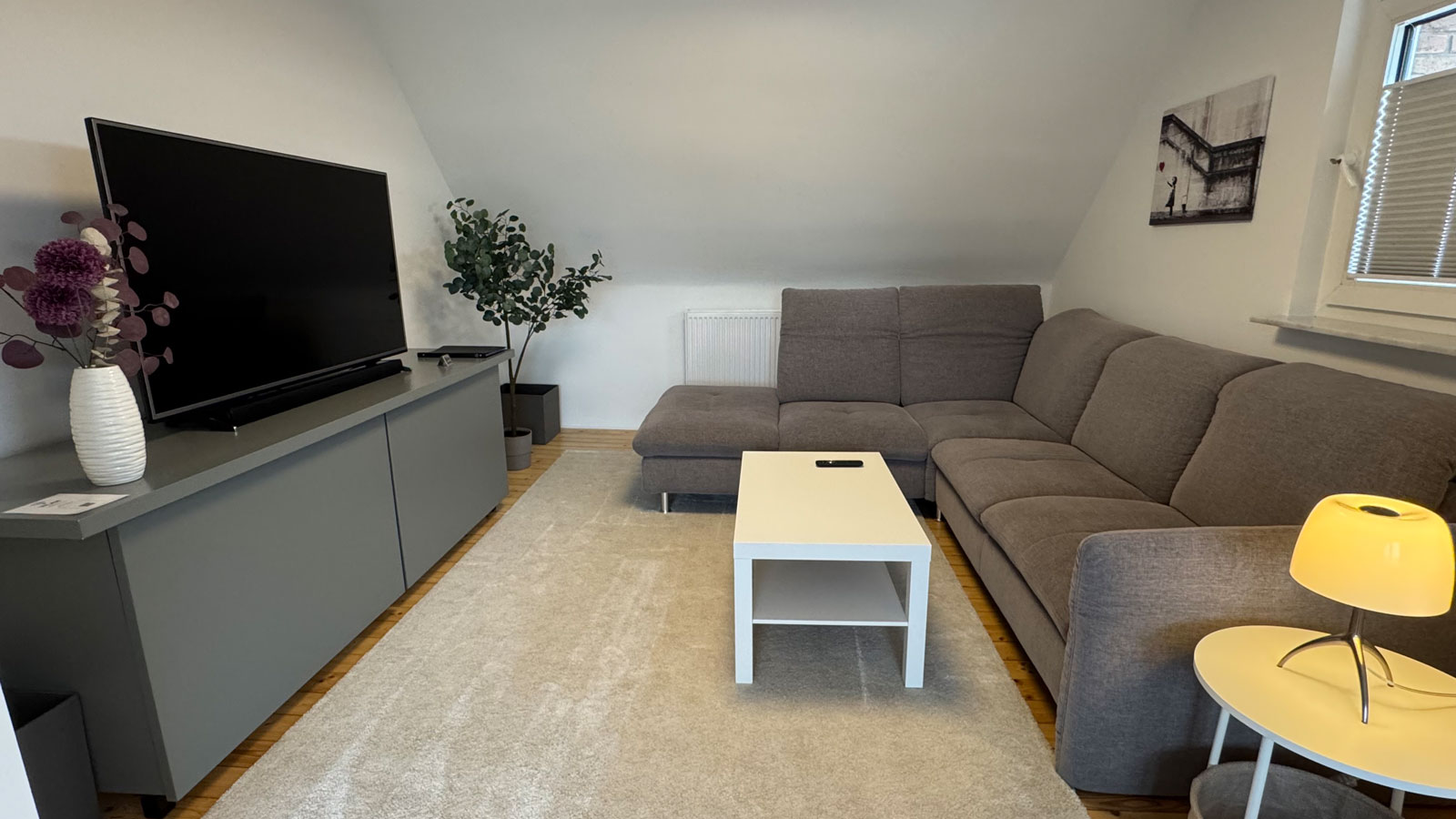 MonteurZimmer: Wohnzimmer mit Smart-TV - Apartment Köln Bonn DeLux Burgblick