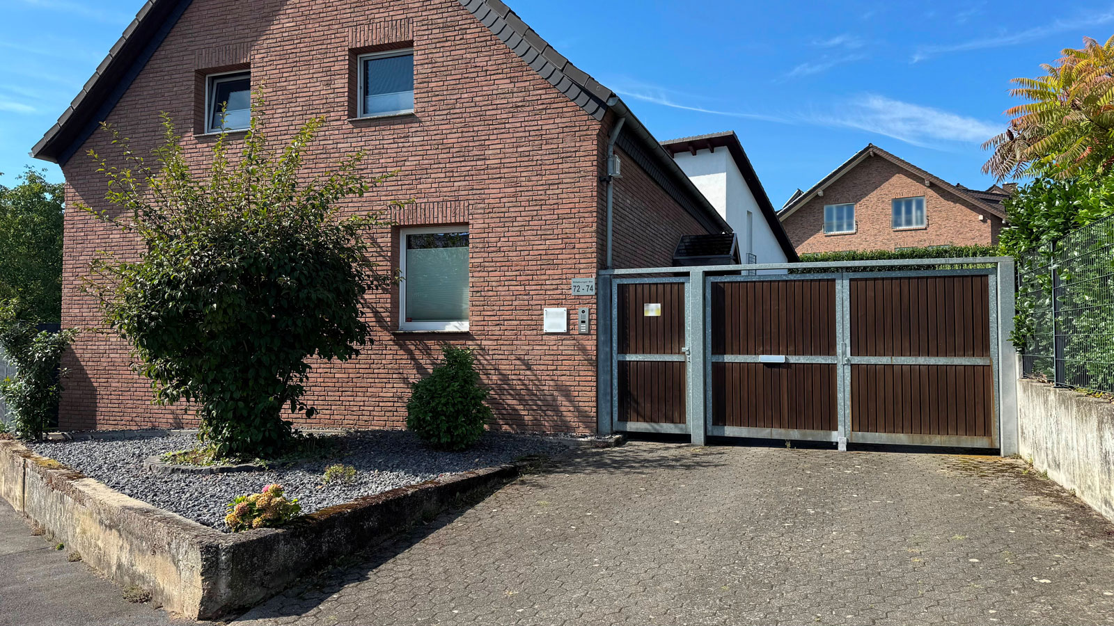 MonteurZimmer: Außenansicht Gebäude - Apartment Köln Bonn DeLux Burgblick