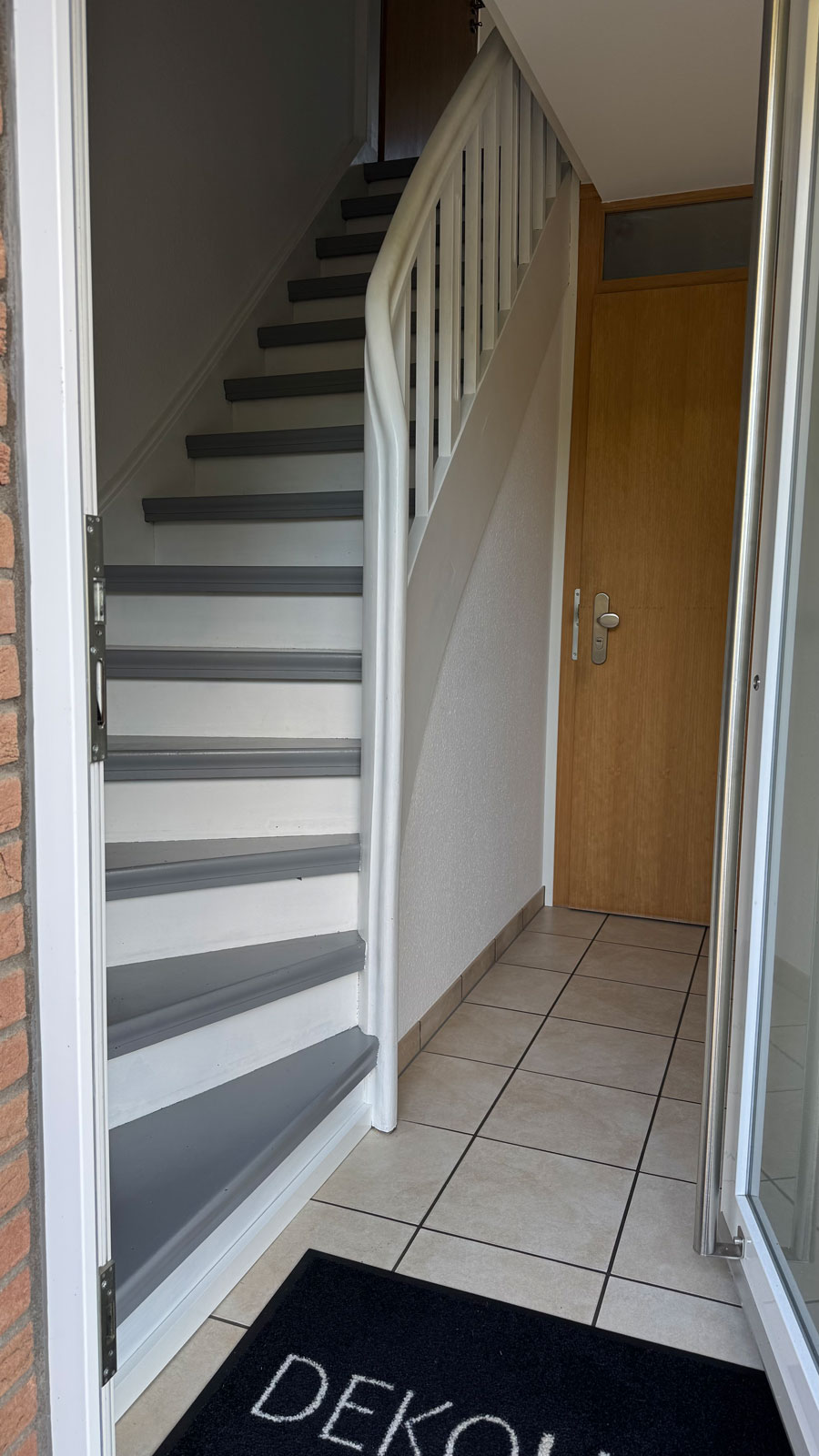 MonteurZimmer: Treppe zum Apartment im 1. OG - Apartment Köln Bonn DeLux Burgblick