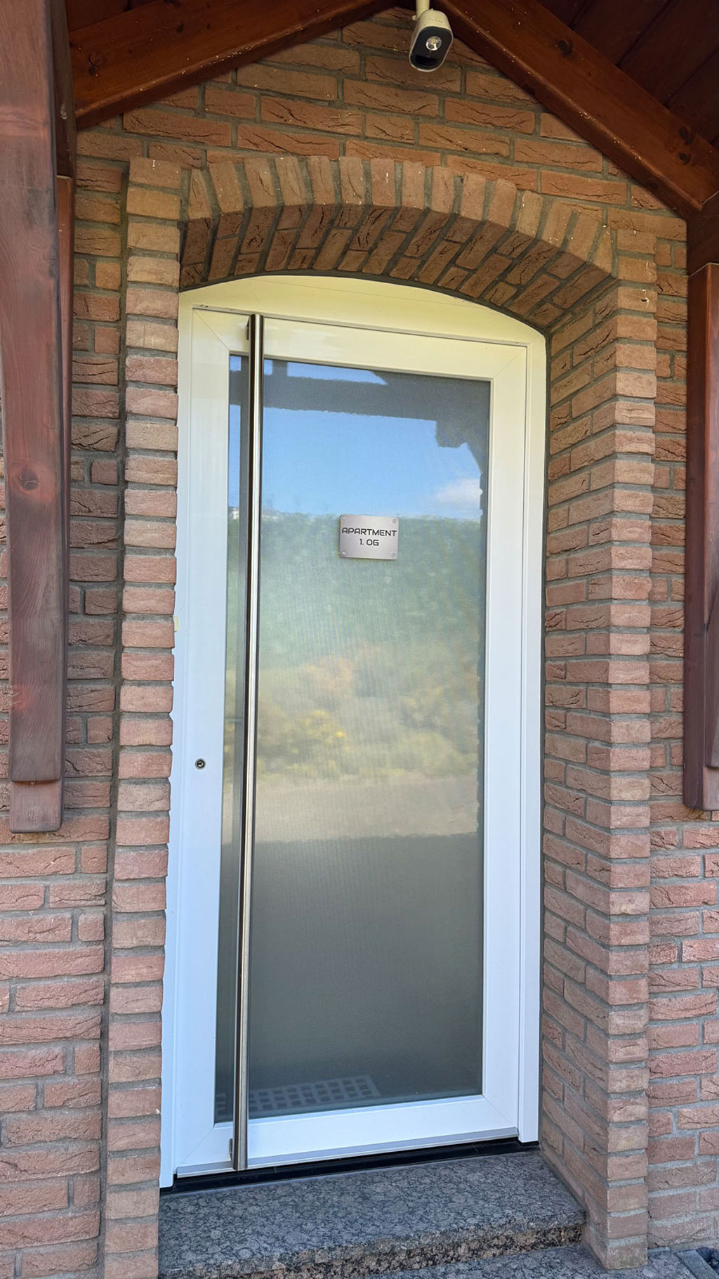 MonteurZimmer: Eingang Apartment über Hof - Apartment Köln Bonn DeLux Burgblick