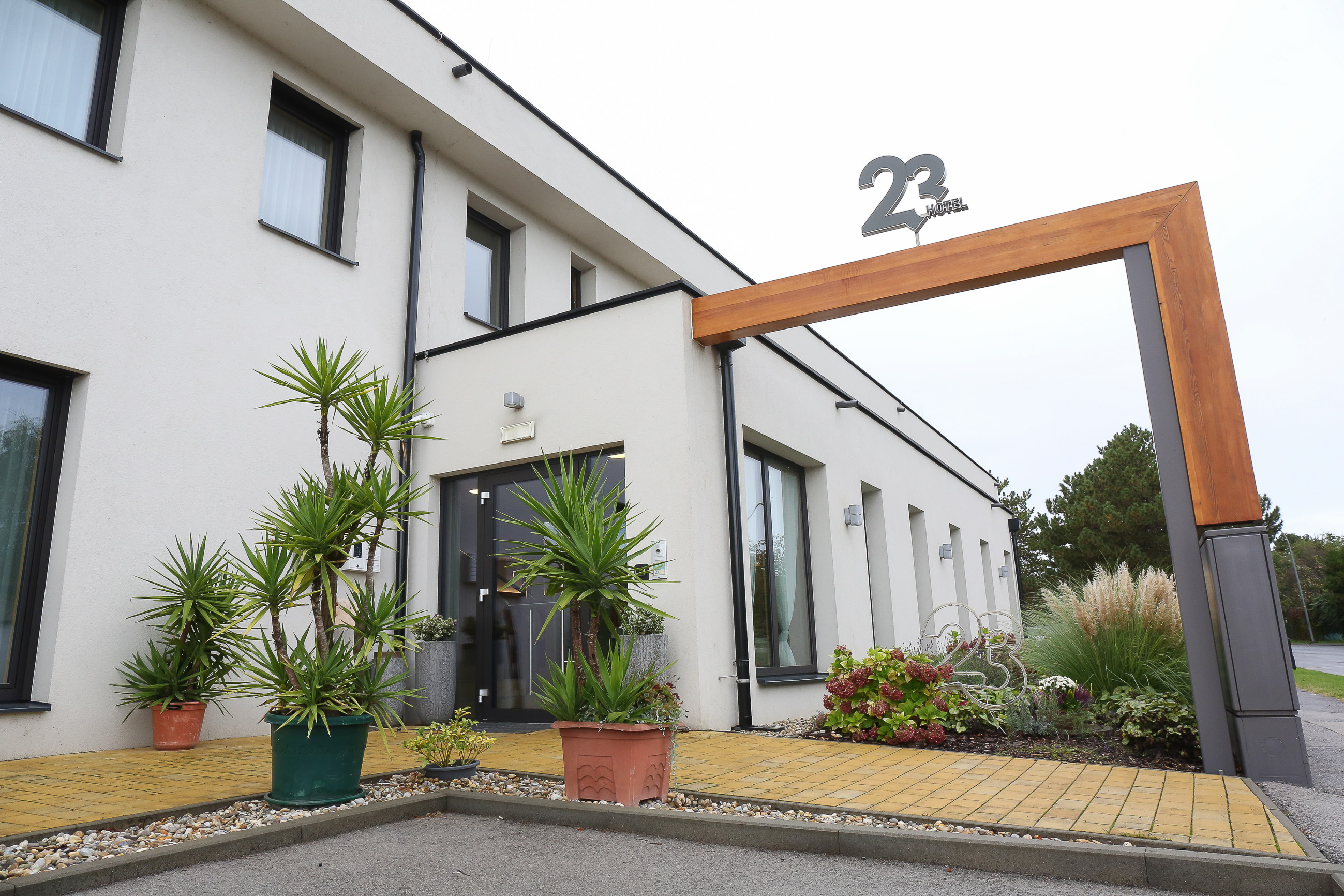 MonteurZimmer: Eingang Hotel 23 - 23 Hotel Schwadorf