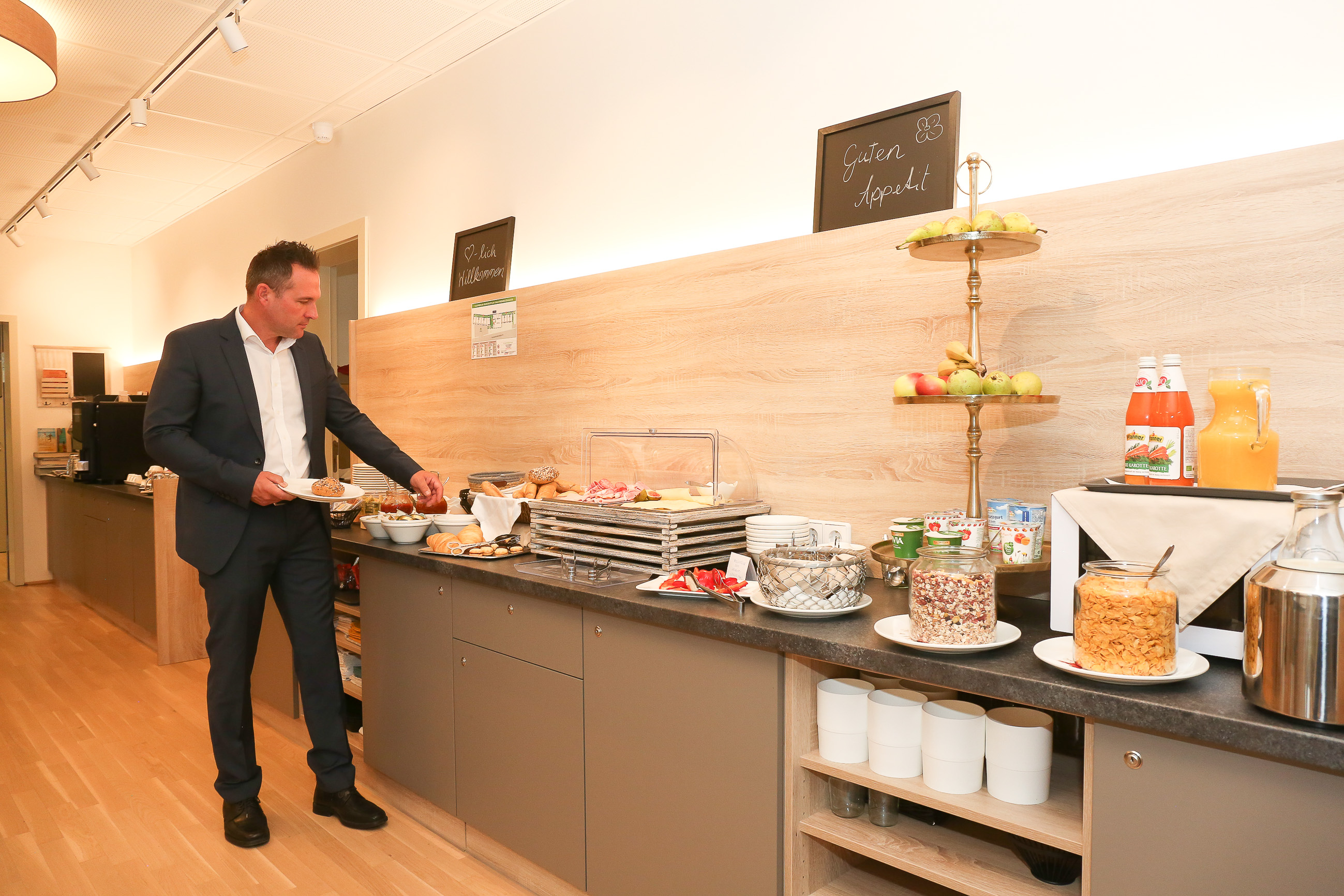 MonteurZimmer: Frühstücksbuffet - 23 Hotel Schwadorf