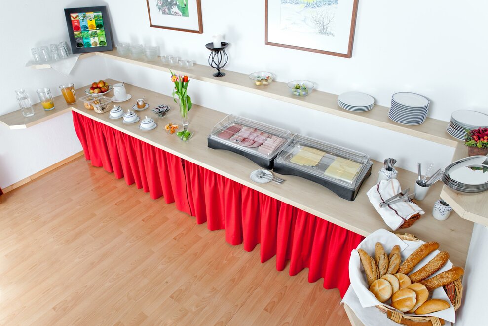 Monteur-Zimmer - Zimmerarten: Doppelzimmer - Steiermark - Frühstücksbuffet 40m entfernt in der Thermenpension 7:30 bis 10 Uhr - Gästehaus Gigler