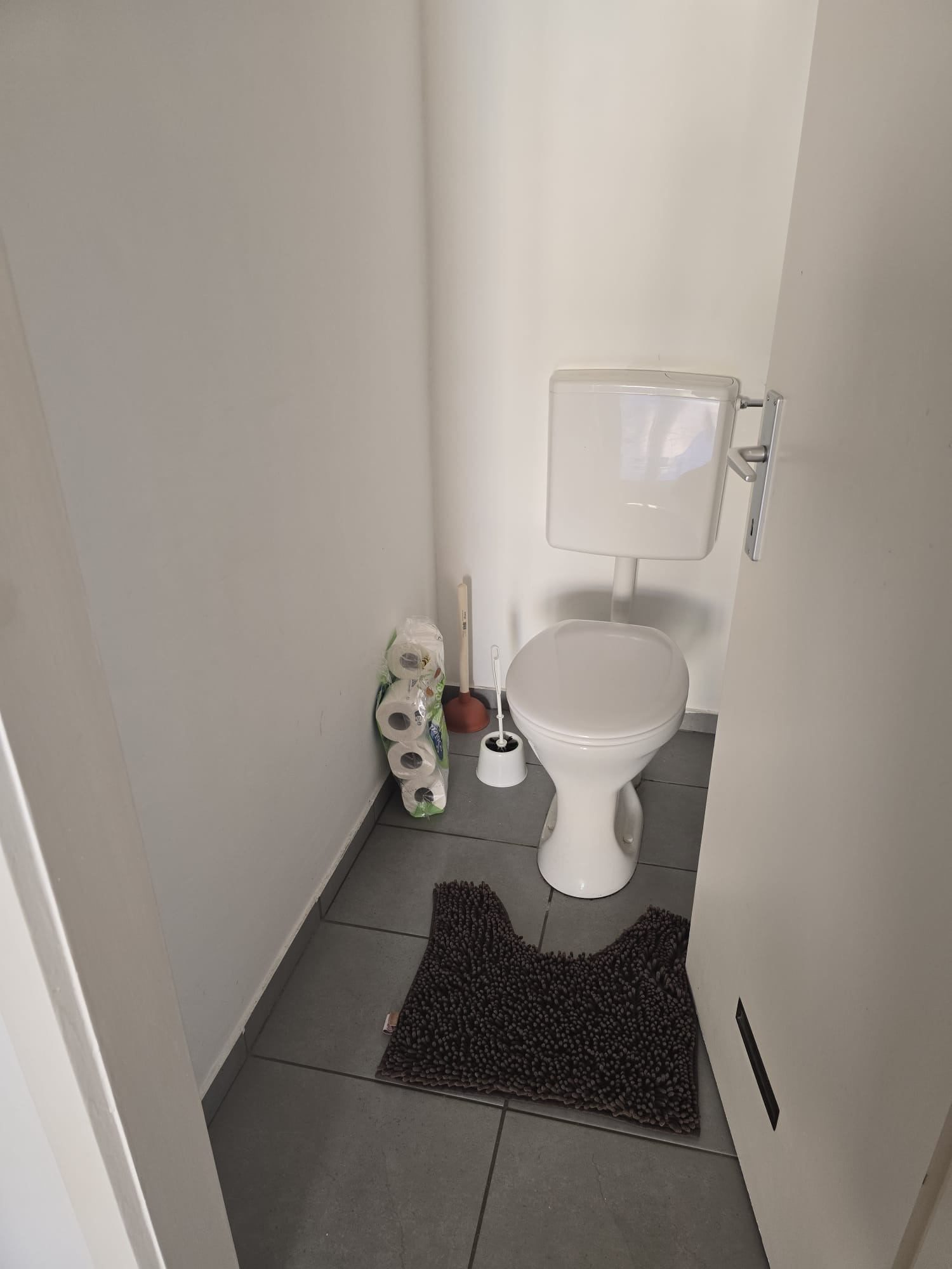 MonteurZimmer: WC - Monteur-Arbeiter Wohnung in Gewerbe-und Industriegebiet Nähe