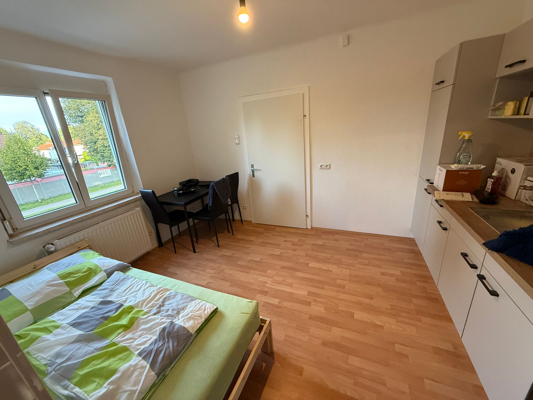 MonteurZimmer: Zimmer und Küche - Monteur-Arbeiter Wohnung in Gewerbe-und Industriegebiet Nähe