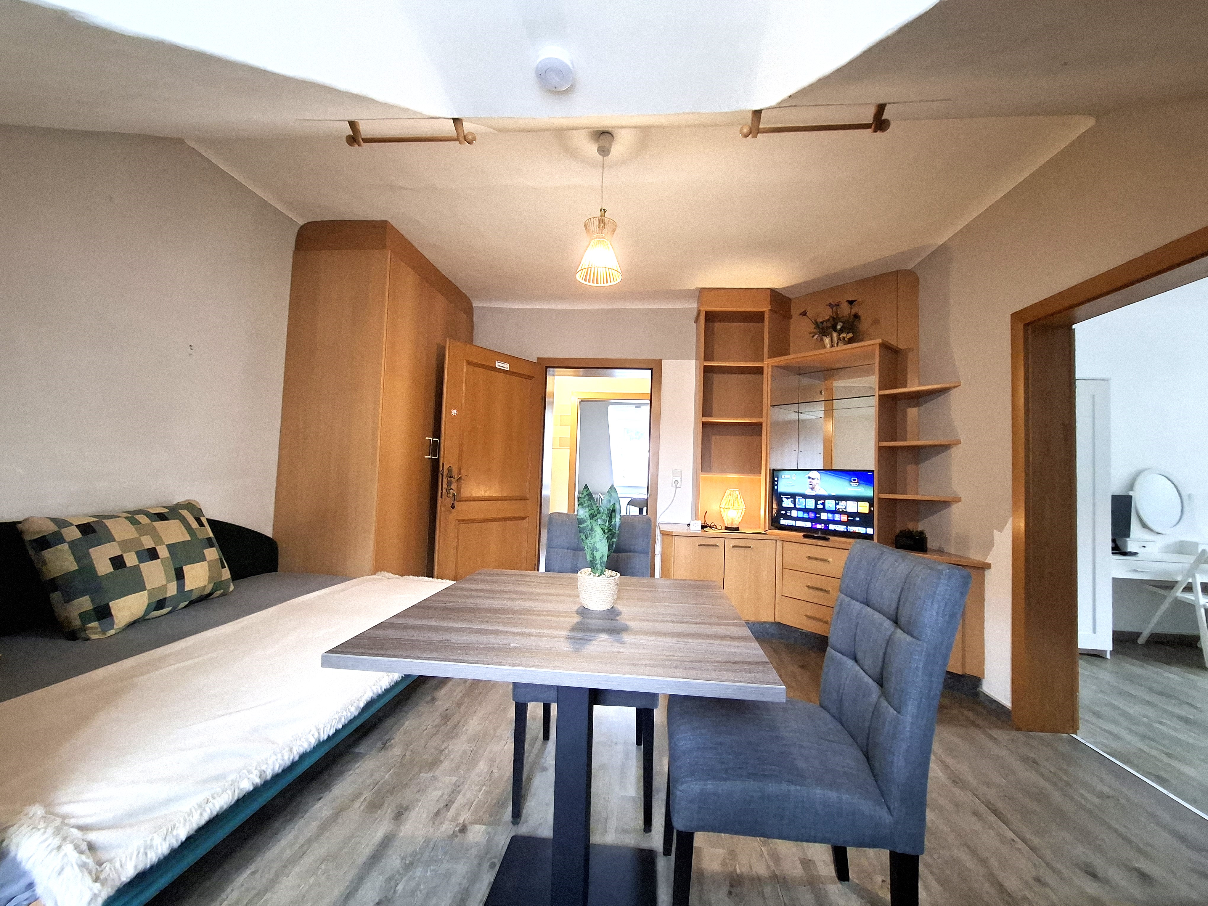 Monteur-Zimmer - Fernseher - Leoben (Leoben) - Wohnzimmer (Schlafsofa + TV) -  Raben *** Apartment Leoben - Donawitz-Monteurunterkunft - Langzeitaufenthalte 